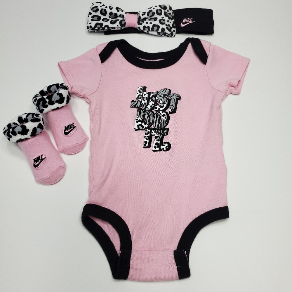 Nike 3 Pc Set 6-12 mos, logo animal leopard print, matching headband and booties